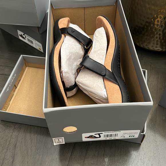 Vionic Wanda Women's Leather T-Strap Supportive Sandal WIDE - Picture 2 of 12